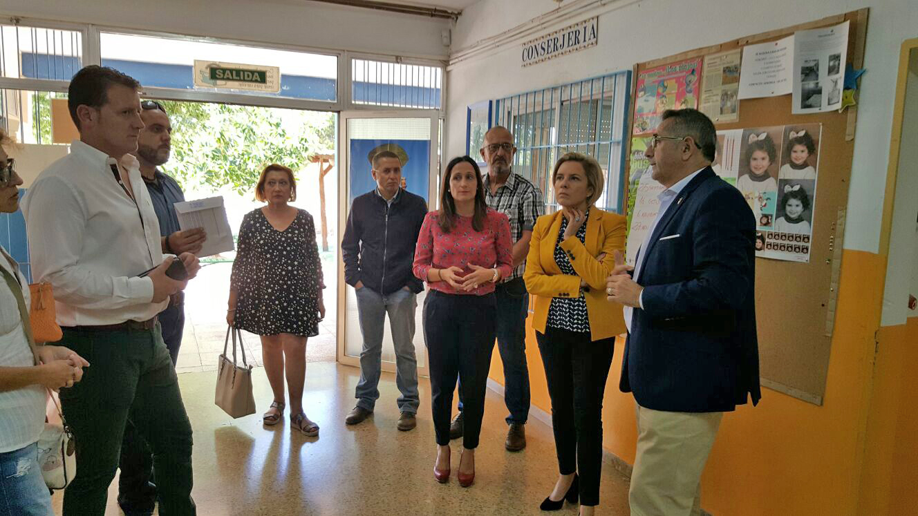 El Alcalde pide a la Consejera de Educación mayor inversión para los colegios públicos del municipio