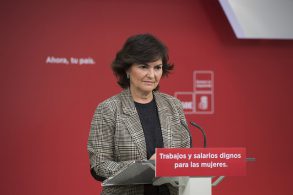 Carmen Calvo anuncia que el PSOE presentará en breve una proposición de ley para combatir la brecha salarial.