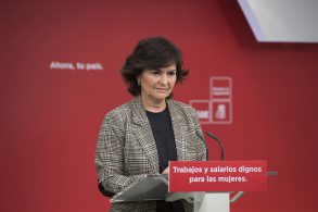Carmen-Calvo-durante-la-rueda-de-prensa-293×195