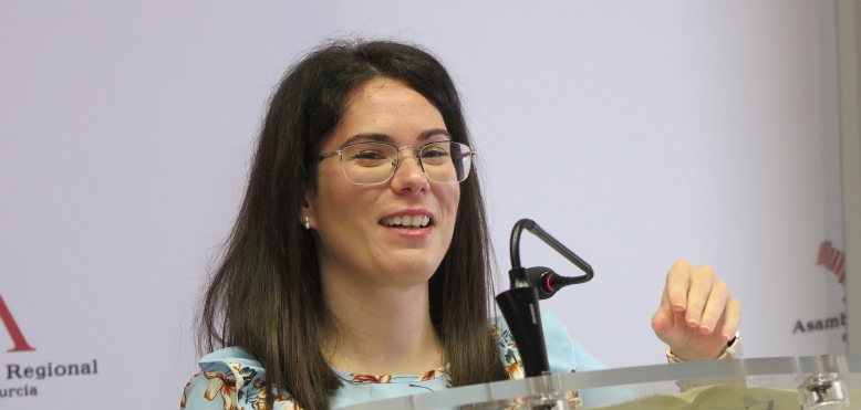 Toñi Abenza: “Isabel Franco viene a la Asamblea a seguir vendiendo humo para no hablar de la realidad que viven los niños y niñas de la Región de Murcia”