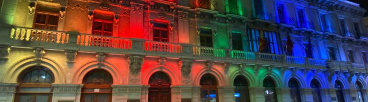 EL AYUNTAMIENTO DE LA UNIÓN SE ILUMINÓ CON LOS COLORES DEL ARCO IRIS EN EL DÍA NACIONAL DE LA ENFERMEDAD DE NIEMANN PICK