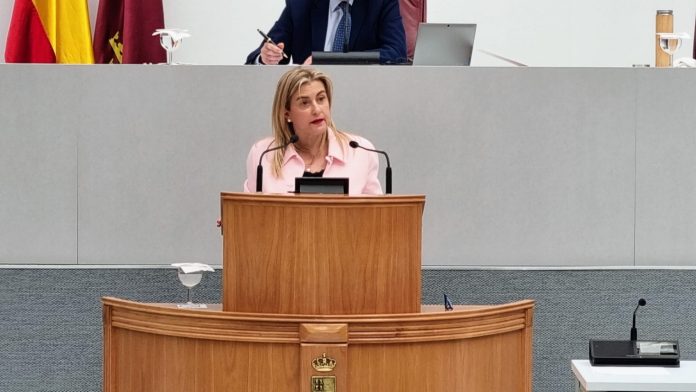 Carmina Fernández exige al Gobierno regional una “solución urgente” para los escolares de la Comarca que se han quedado sin transporte escolar