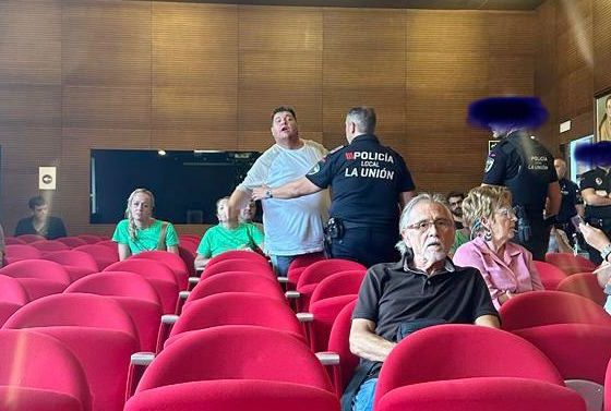 policia desalojando
