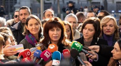 Ana-Redondo-Andrea-Fernández-durante-la-manifestación-del-25-N-630×354